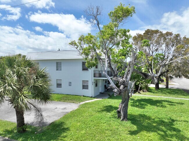 Building Photo - 906 Foresteria Dr