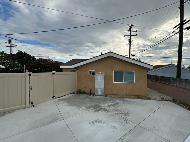 Photo - 1351 Baldwin St House