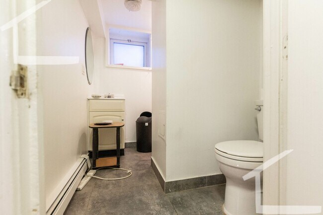 Building Photo - Spacious 5 bedroom 2 floors