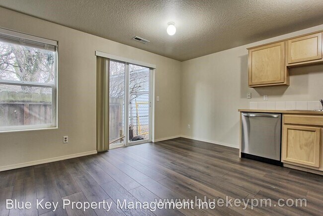 Building Photo - 3 br, 2.5 bath House - 8603 NE 25th Circle