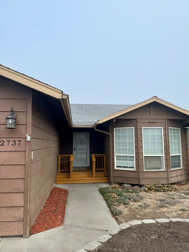 Primary Photo - Adorable Home in SW Redmond with Huge Back...