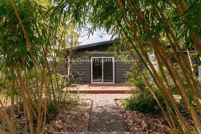 Foto del edificio - Lovely Two Bedroom Duplex In North Portland W/ Beautiful Backyard!
