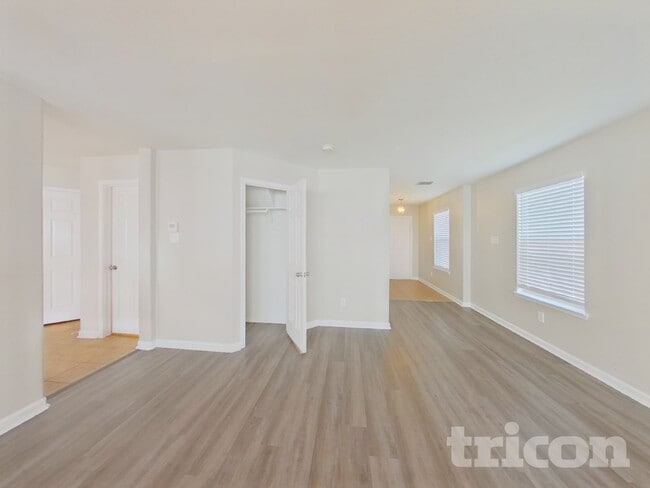 Building Photo - 801 Santa Rosa Dr