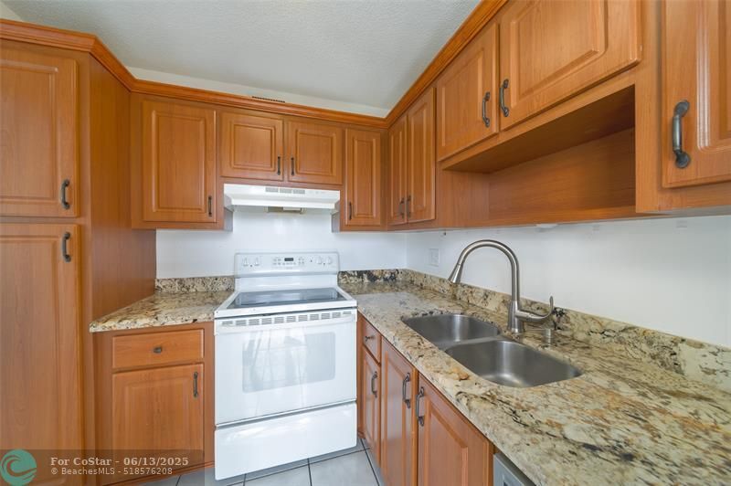 Primary Photo - 2555 NE 11th St