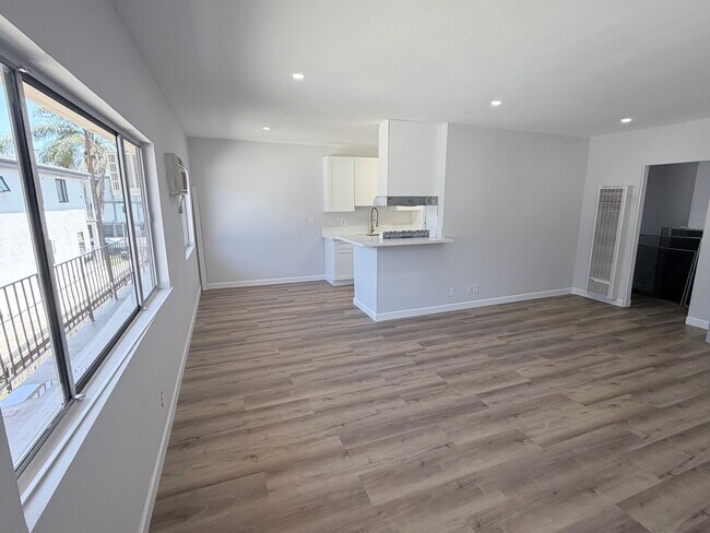 Foto del edificio - 1223 N Kingsley Dr