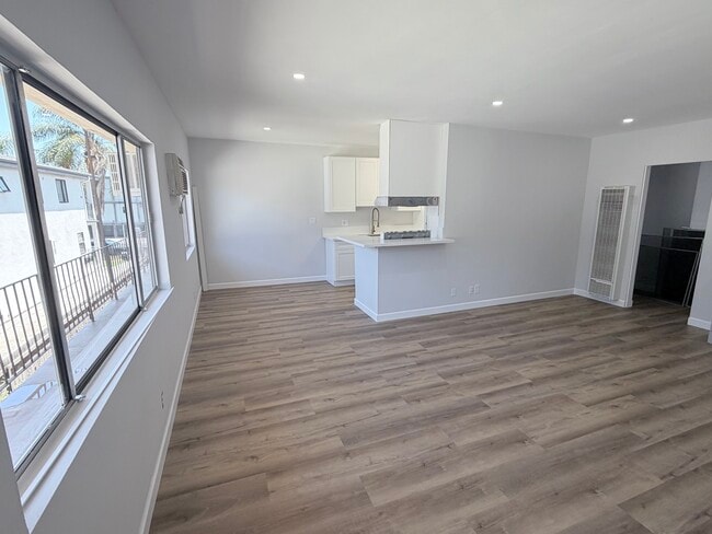 Building Photo - 1223 N Kingsley Dr