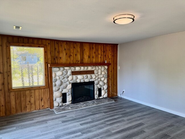 Building Photo - Beautifully Remodeled 4-Bedroom Home with Spacious Backyard in Mountlake Terrace