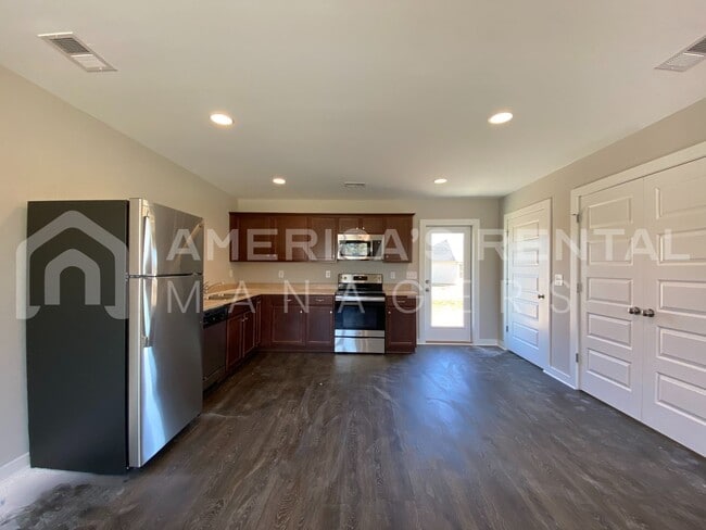 Building Photo - Home for Rent in Talladega, AL!  Available...