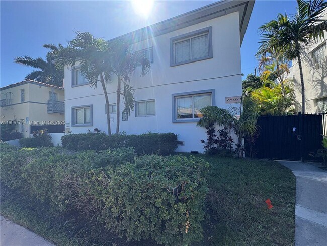 Building Photo - 820 15th St