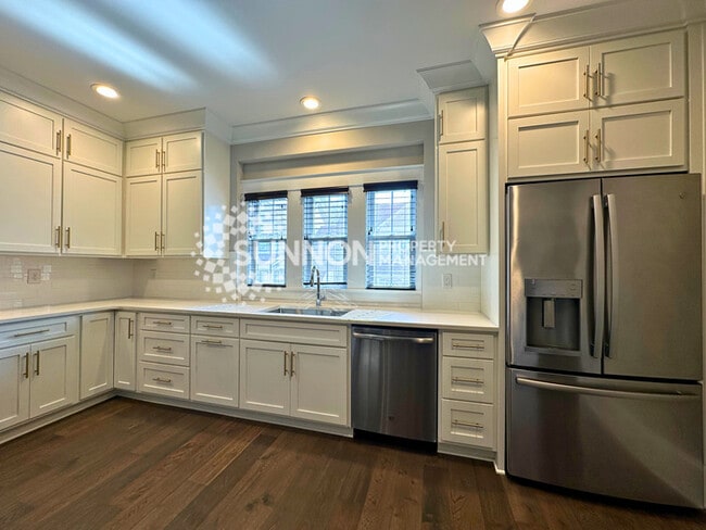 Building Photo - Modern 3-Story Townhome in the Heart of Plaza-Midwood - Walk to Everyt