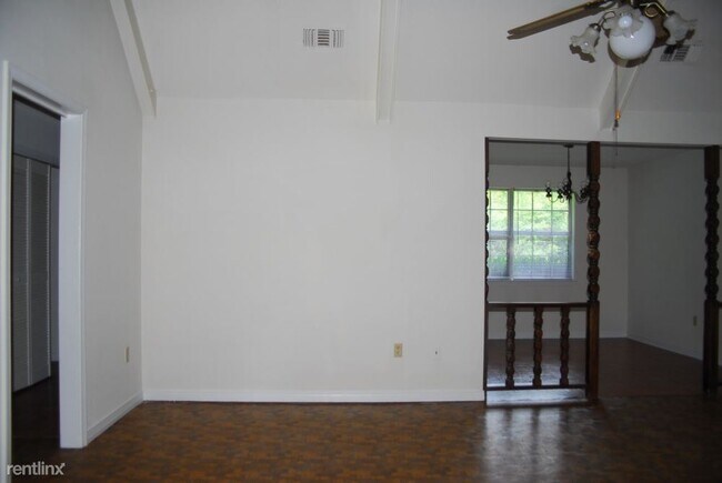 Foto del edificio - 3 br, 2 bath House - 15388 Woody Dr