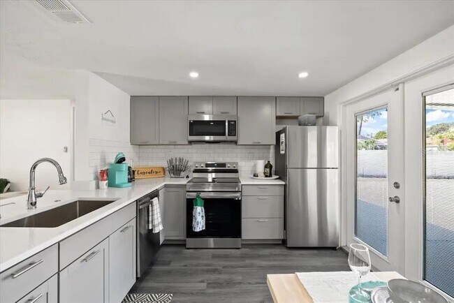 Building Photo - 5332 Nutmeg Ave