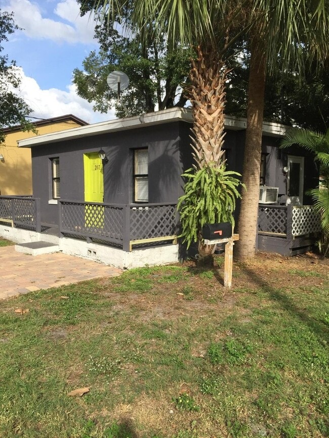 Building Photo - 207 N Lakewood Dr