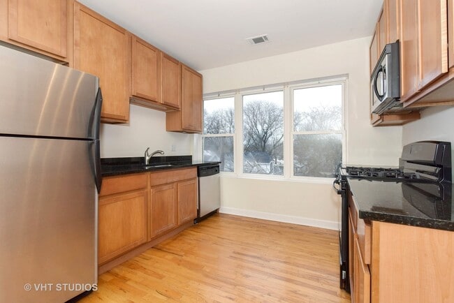 Building Photo - 2552 W Rosemont Ave