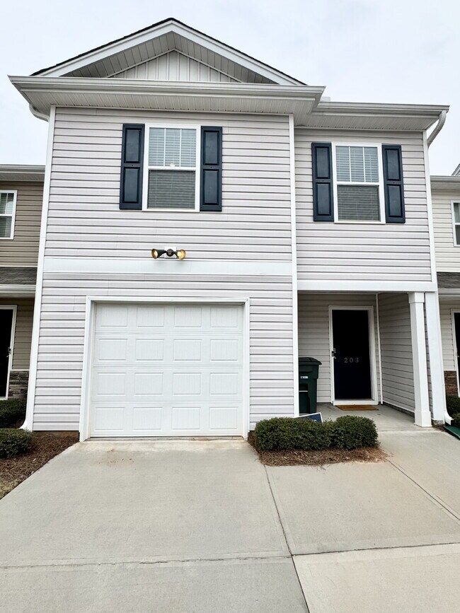 Foto del edificio - Seneca townhome - Price Just Reduced!
