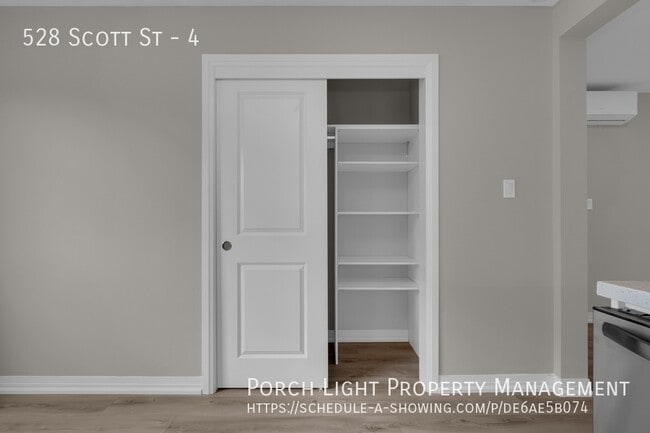 Building Photo - Private Laundry. Private AC. Balcony. Available Parking. Modern Renovations. Excellent location.