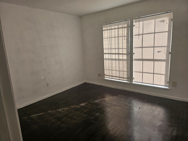 3bdrms with wood floors - 12327 W Village Dr