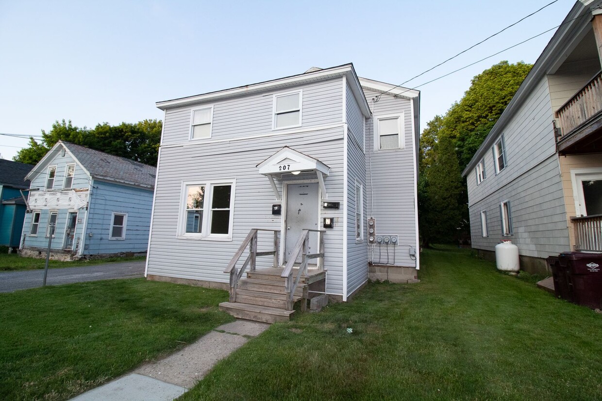207 Maple St Unit 3, Bennington, VT 05201 Room for Rent in Bennington