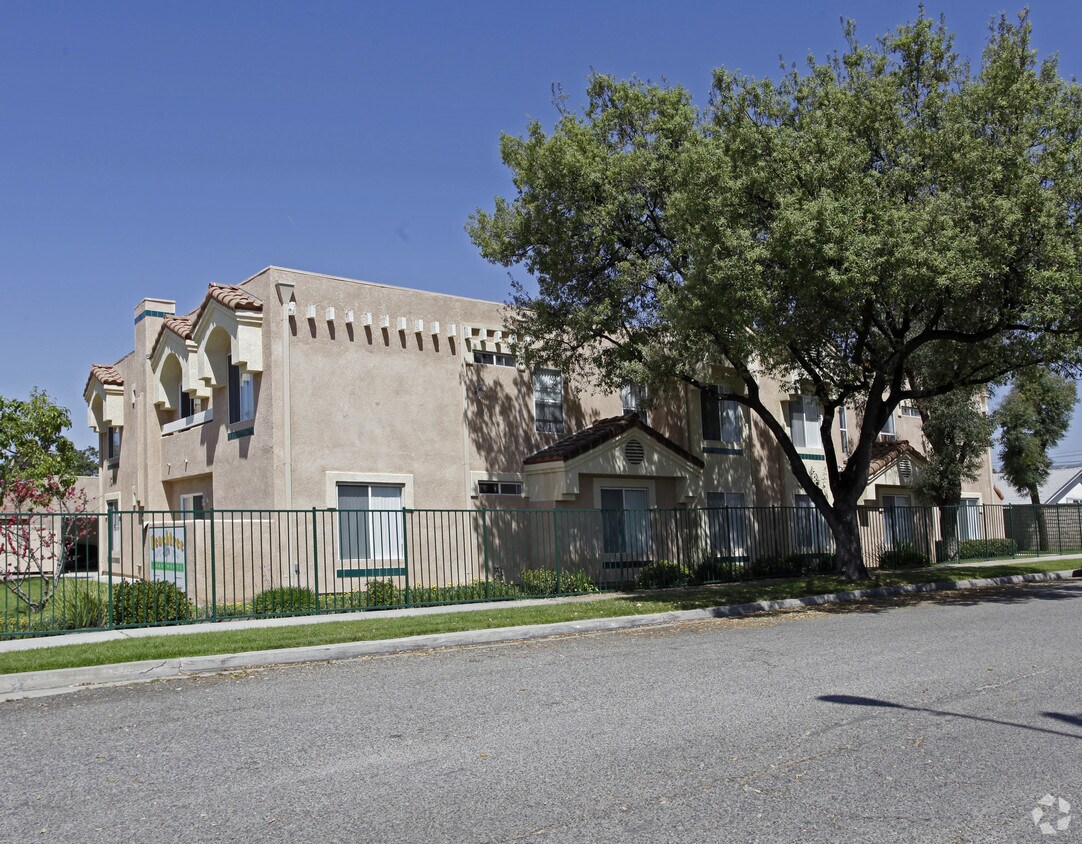 Peachtree Apartments 1671 Patricia Ave Simi Valley, CA Apartments