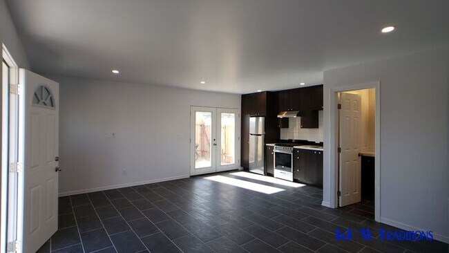 Building Photo - Adorable studio in Palmdale!