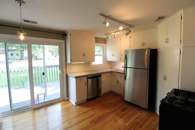 Foto del edificio - 2 Bedroom 1 Bath Home In Overland Park Kansas