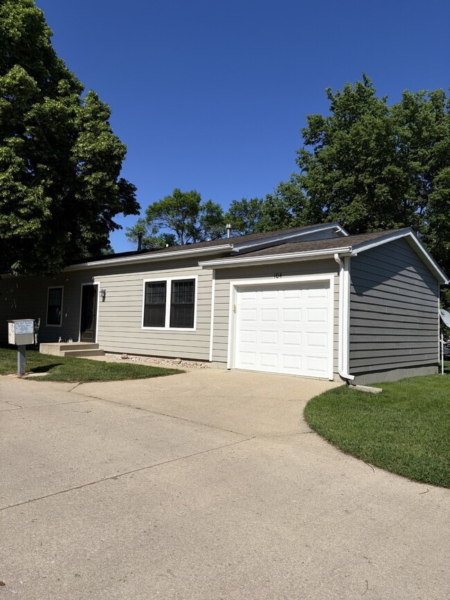Building Photo - 513 Elm Ave