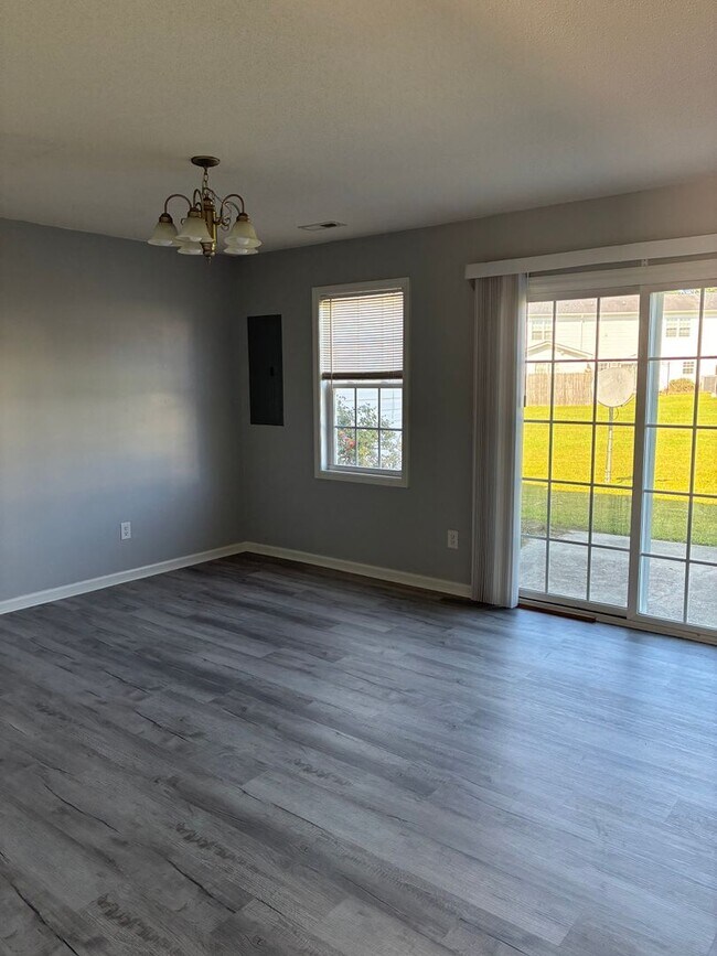 Foto del edificio - Delightful 2 bedroom 2.5 bath located in Hubert. Just a short drive to Camp Lejeune, area beaches...