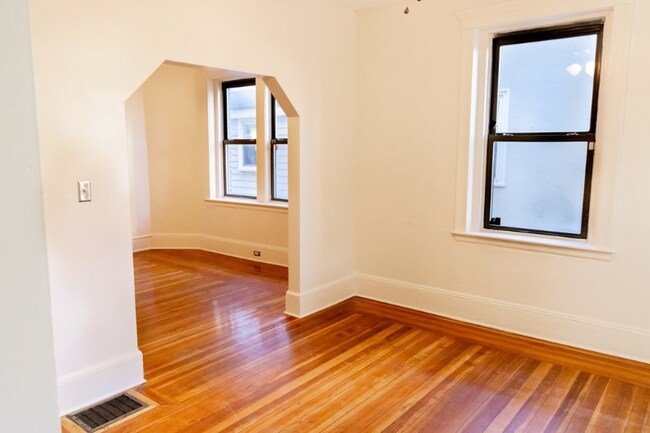 Building Photo - 40 Roslyn St