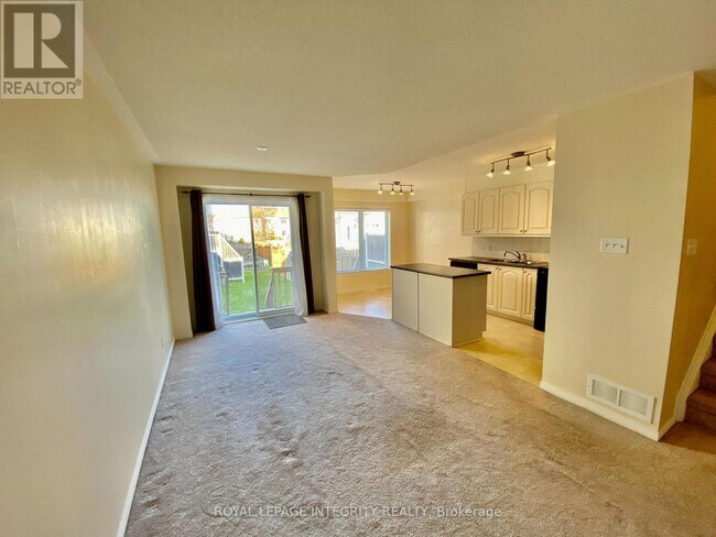Building Photo - 137 Freeport Dr