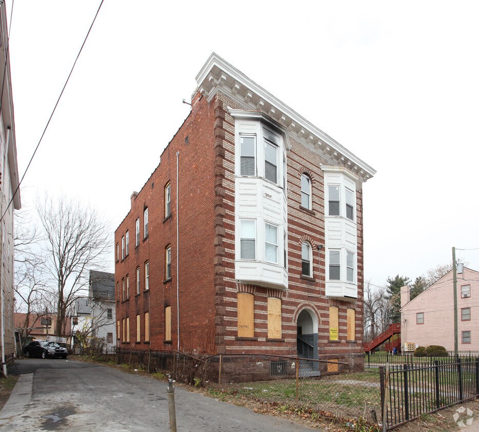 Building Photo - 131 Clark St