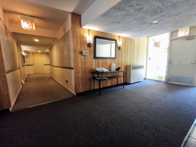 Foto del edificio - 737 Ridge Ave