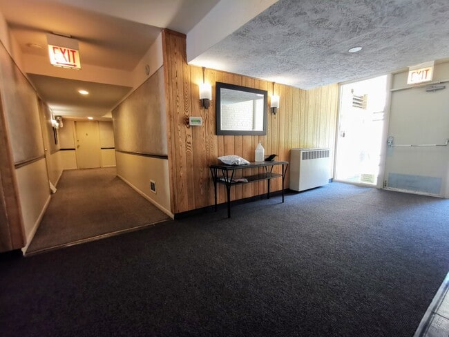 Foto del edificio - 737 Ridge Ave