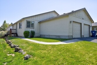 Building Photo - 886 NE Hidden Valley Dr