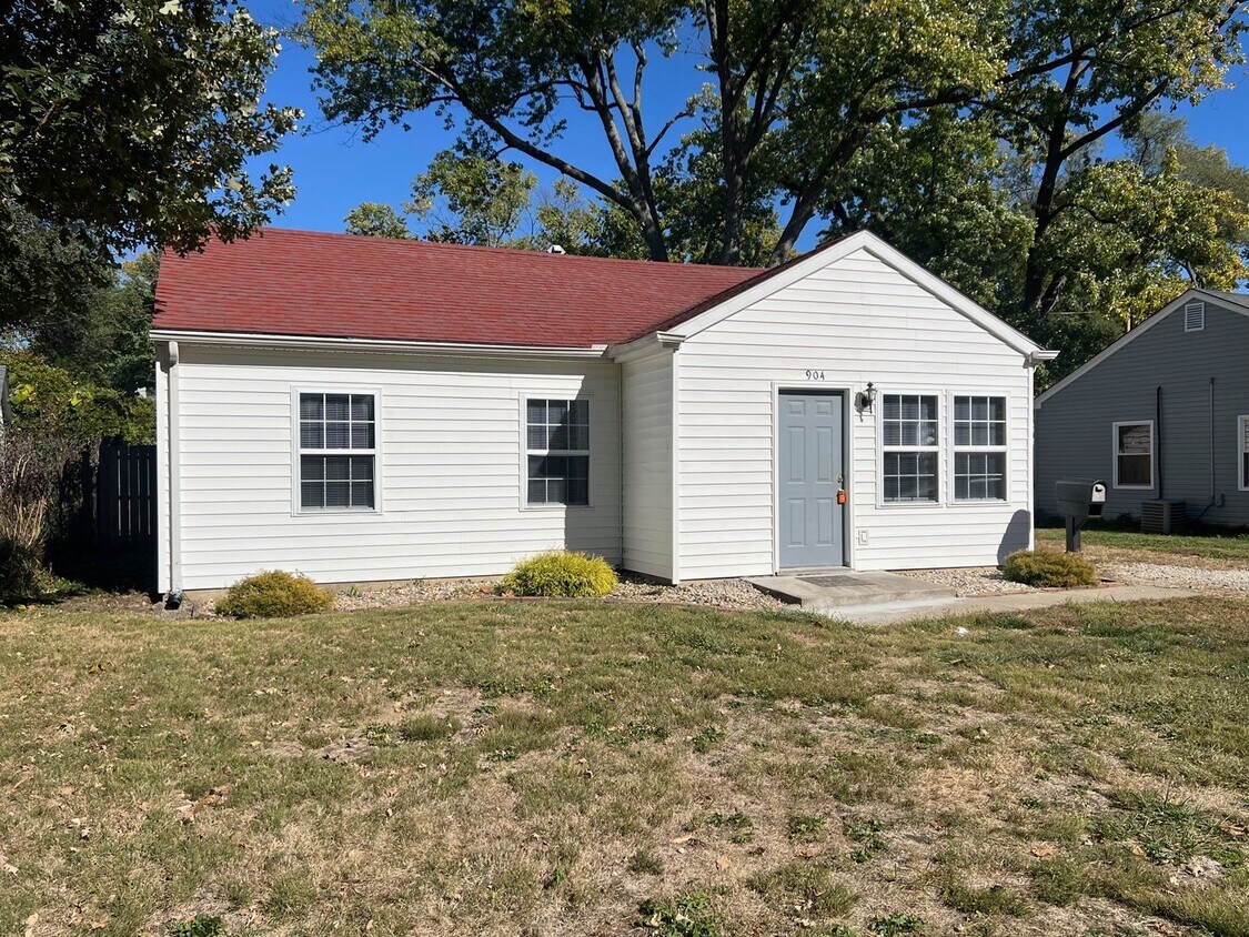 Foto principal - 3 Bedroom home with Fenced Yard - Availabl...