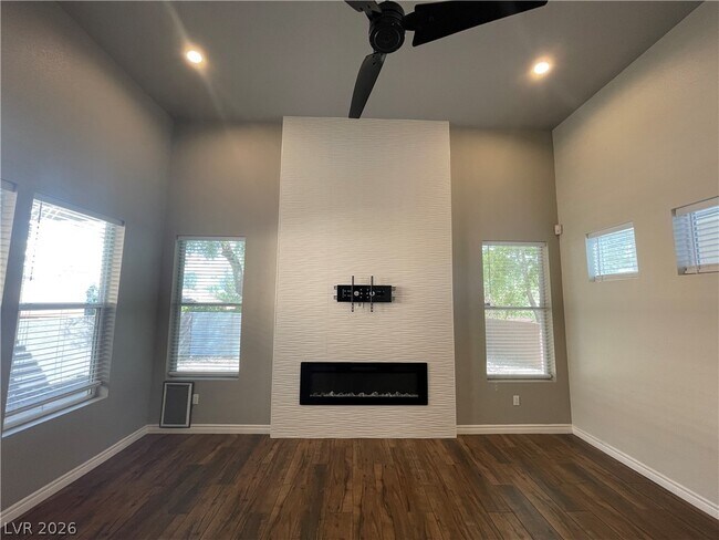 Foto del edificio - 10516 India Hawthorn Ave