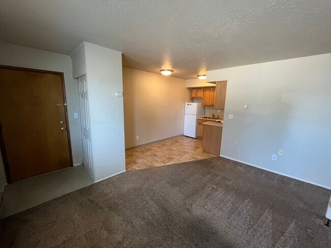 Foto del edificio - Charming Studio Unit Near Downtown Redmond - The Pines Apartments