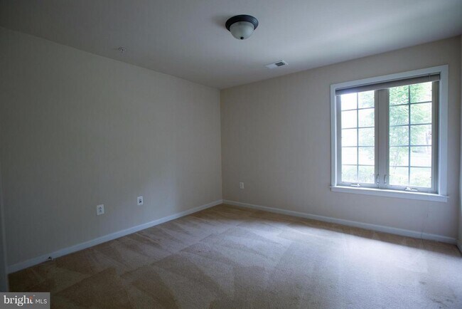Building Photo - 9680 Cedar Farm Cir