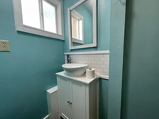 Foto del edificio - Spacious 2 Bedroom / 2 Bathroom Apartment in the Heart of Ocean Park – Available Now!