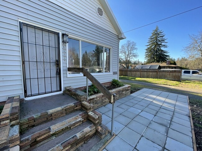 Building Photo - Fantastic Duplex Unit with Washer/Dryer, Parking, Outdoor Space