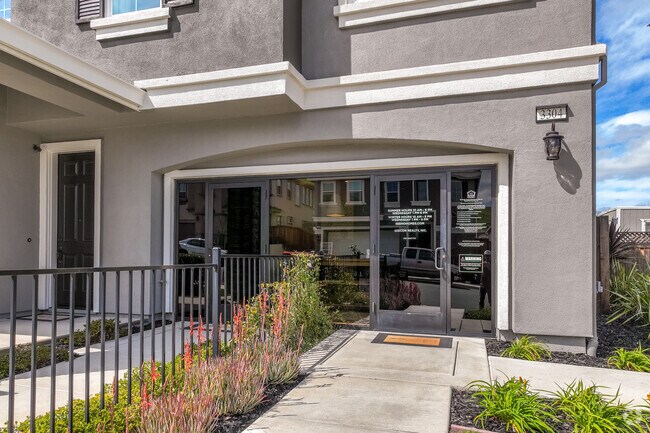Entrada del edificio - Capri at San Marco by Seeno Homes
