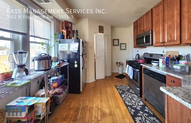 Building Photo - Remodeled Logan Square 2 Bed, New Kit, SS,...