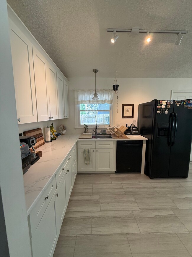 Foto del edificio - 2106 NE 64th St