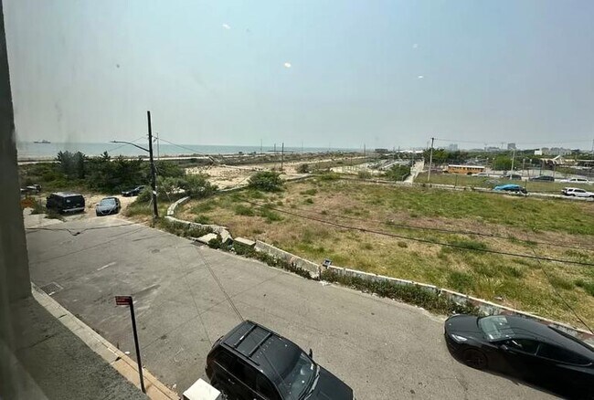 Building Photo - FAR ROCKAWAY~NEWLY RENOVATED~BACKYARD~STEP...