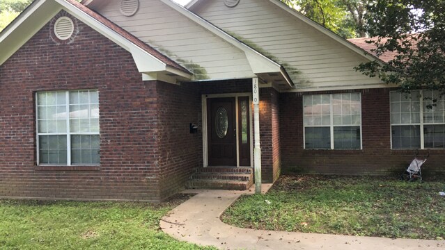 Foto del edificio - 1800 N McGuire Ave