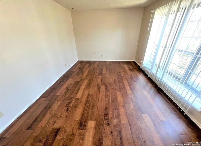 Foto del edificio - 8327 Glen Ct