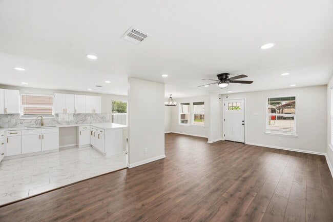 Foto del edificio - 7946 Fowlie St