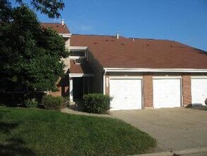 Building Photo - 995 Pine Tree Circle North