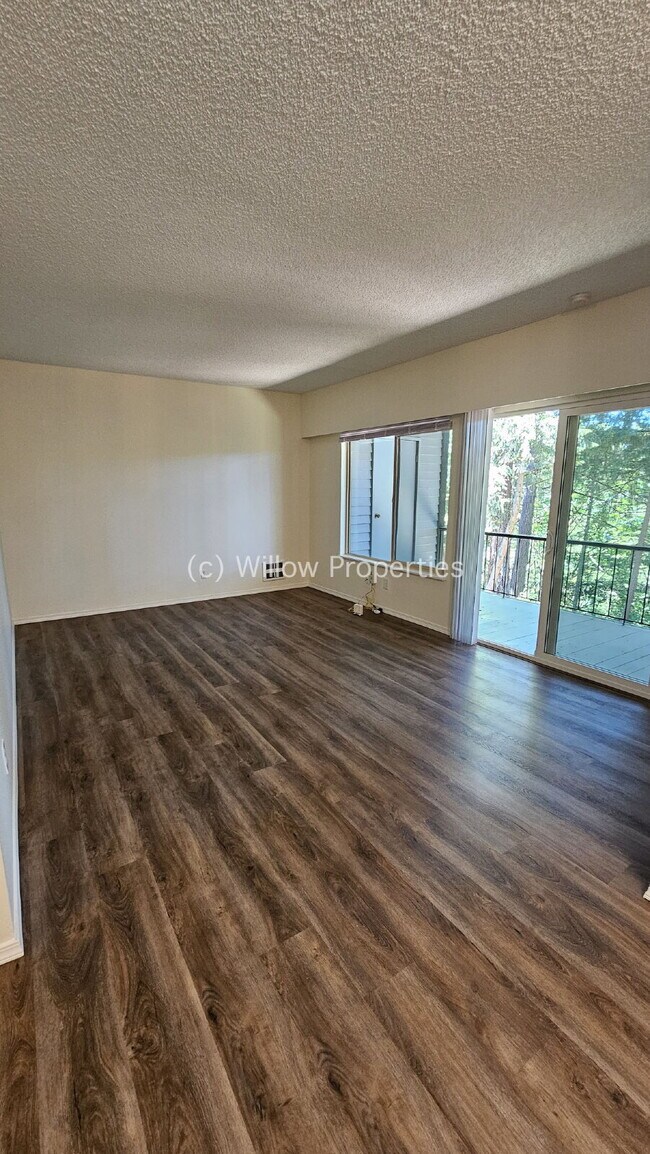 Foto del edificio - Two Bedroom Oakbrook Condo
