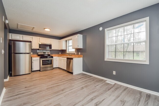 Foto del edificio - Beautiful 4 Bedroom with Vaulted Ceilings!