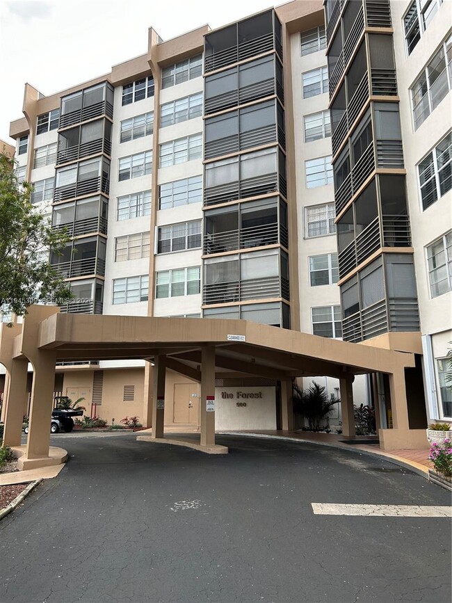 Building Photo - 900 St Charles Pl